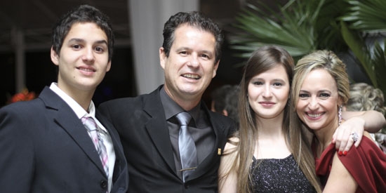 Médico Marco Aurélio Dainese, diretor Hospital São Joaquim, e família: a mulher Daniela Dainese e os filhos Andressa e Stefano
